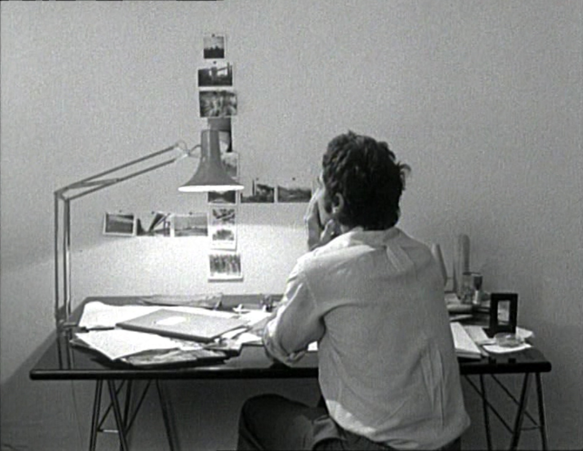 harun farocki sitzt nachdenklich an seinem schreibtisch