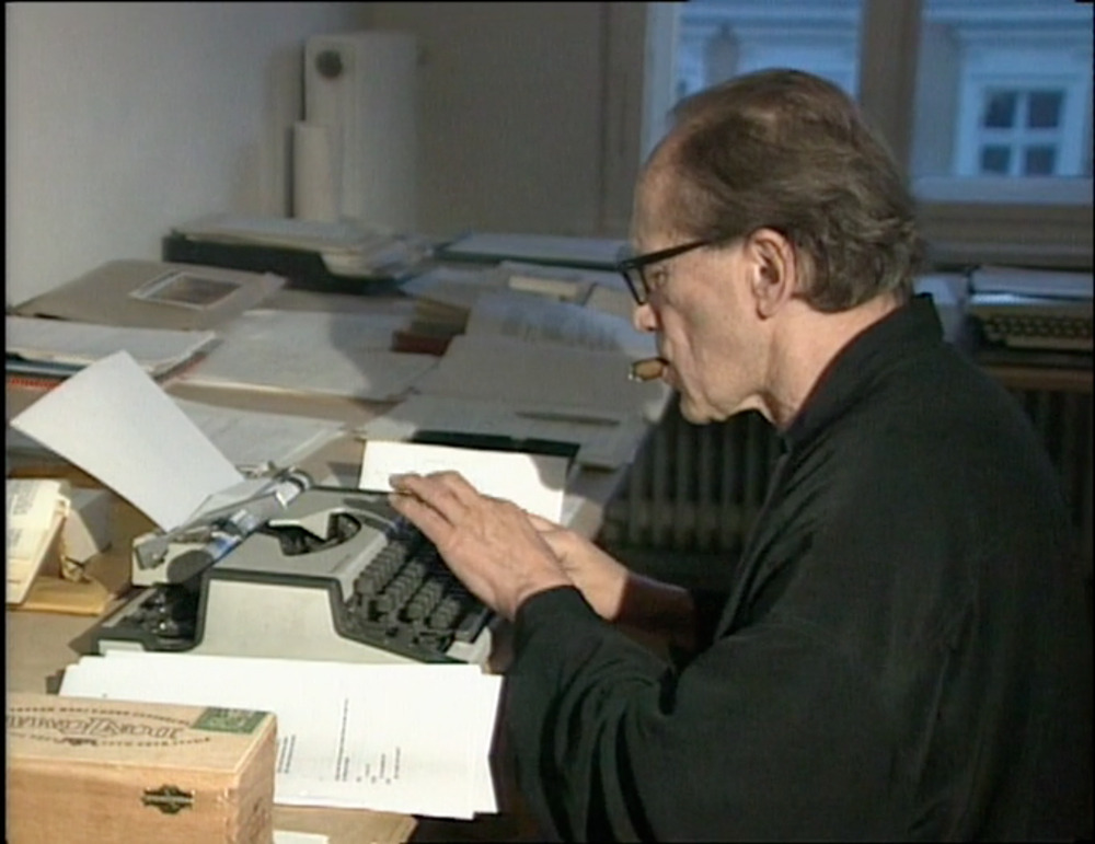 heiner müller mit zigarre an seiner schreibmaschine
